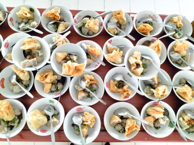 Masada harika ve güzel yemekler var. Bakso Malang geleneksel Endonezya yemeklerinde bir kasede sıraya dizildi. Endonezya.