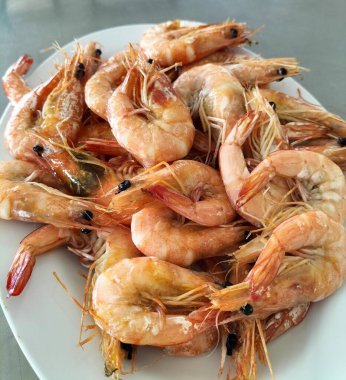 Seçici odaklanma. Beyaz tabakta kızarmış karides. Lezzetli deniz ürünleri..