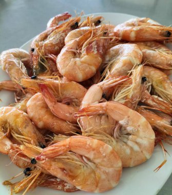 Seçici odaklanma. Beyaz tabakta kızarmış karides. Lezzetli deniz ürünleri..