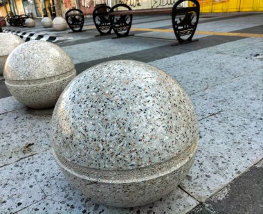 Seçici odaklanma. Tegal City 'de yuvarlak granit top. Endonezya.