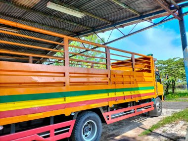 Büyük kamyonlar kargoyu bekliyor. Sektör gıda endüstrisinde malları boşaltıyorum. Endonezya.