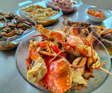 Endonezya deniz ürünleri yemeğinin yakın görüntüsü. Körili Karışık Kızarmış Yengeç. Lezzetli deniz ürünleri..