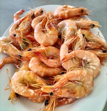 Endonezya 'da tuzlanmış karides ya da beyaz tabakta tuzlanmış karides yakından görülüyor. Deniz ürünleri..