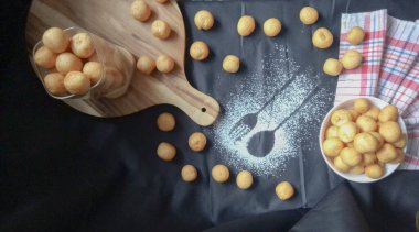 Balık Krakerleri (Krupuk) Endonezya 'nın geleneksel atıştırmalıklarından biridir. Siyah arka planda balık krakerleri. Seçici odak.