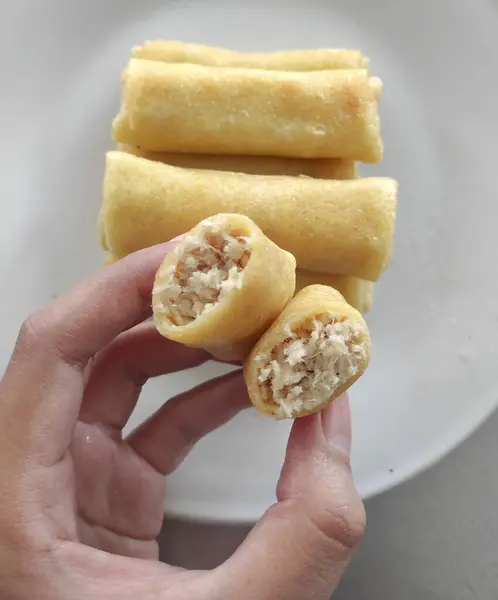 Bir tabak Sosis Solo ya da beyaz tabakta tatlı ve kıymalı tavuklu kızarmış yumurta krepi. Solo Endonezya 'nın geleneksel yemekleri. Seçici odak.
