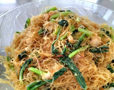 Kızarmış pirinç vermicelli, karides ve Çin lahanasıyla karıştırın. Seçici odak.