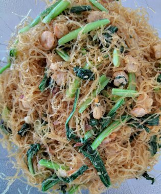 Kızarmış pirinç vermicelli, karides ve Çin lahanasıyla karıştırın. Seçici odak.