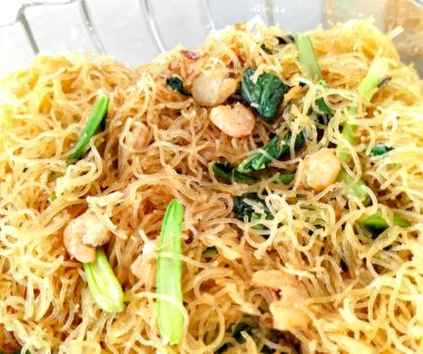 Kızarmış pirinç vermicelli, karides ve Çin lahanasıyla karıştırın. Seçici odak.