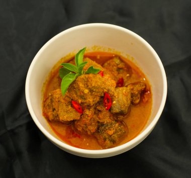 Yan görüş. Seçici odaklanma. Cakalang Rica - Manado Endonezya 'dan özel yemek, Baharatlı Aromatik Sambal' da pişirilmiş Skipjack Balığından. Beyaz tabakta servis edilir.. 