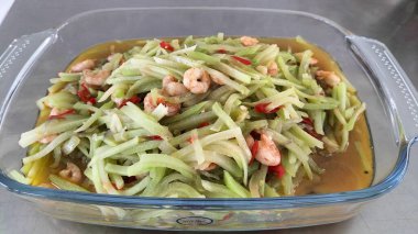 Seçici odaklanma. Karıştırılmış şalgam, sotelenerek pişirilen şalgam, karides ve yumurtadan oluşan bir yemektir. Tabakta servis edilmiş. Endonezya yemekleri.