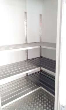 Soğuk hava deposu. Yiyecek deposu için soğutma odası. Seçici odak.