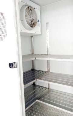 Soğuk hava deposu. Yiyecek deposu için soğutma odası. Seçici odak.