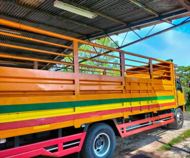 Büyük kamyonlar kargoyu bekliyor. Sektör gıda endüstrisinde malları boşaltıyorum. Endonezya.