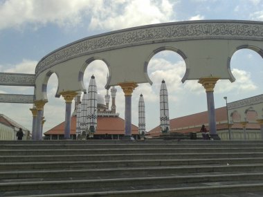 Orta Cava Büyük Camii 'nde gündüz atmosferi (Merkez Cava Büyük Camii)).