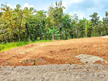 Kırsal alanda araba lastiği izi olan konut inşaatı için arazi arazisi ve temiz havası olan güzel mavi gökyüzü. Satış arazisi konsepti.