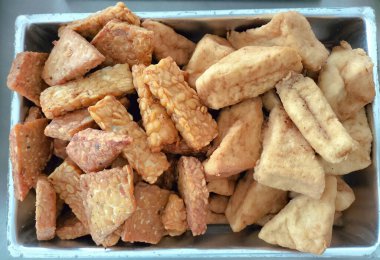Kızarmış Tempeh ve Tofu. Gudangan 'ın bestelerinden biri. Cava geleneksel menüsü. Sebze proteini.