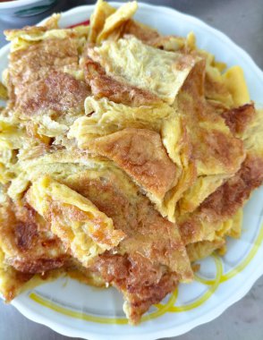 Lezzetli omlet ve aromatik otlar. Dilimlenmiş omlet. Seçici odak.