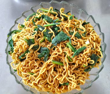 Üst Manzara. Endonezya 'dan geleneksel şehriye. Bu karides ve sebzeli kızartma versiyonu. Genellikle kızarmış arpacık soğanı ile servis edilir.. 