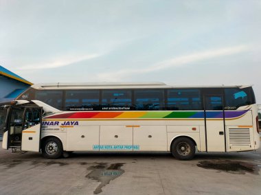 SINAR JAYA otobüslerinden birinin yakın görüntüsü Dukuh Salam Terminali 'nin uzun mesafe otobüs kalkış alanına park edilmiştir.. 