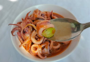 Endonezya menüsü Cumi Asam Manis (tatlı ve ekşi mürekkep balığı veya ahtapot) ve Pete beyaz bir kase üzerinde. Tadı ekşi, tatlı, baharatlı ve taze. Kalamar yüzükleri. Lezzetli deniz ürünleri..