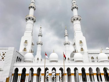 Surakarta 'daki Büyük Şeyh Zayed Camii' nin yan görüntüsü. Endonezya.