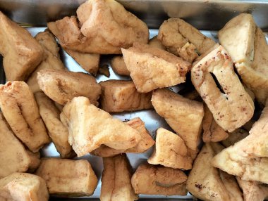 Gri arkaplanda kızarmış tofu..