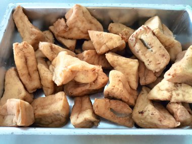 Gri arkaplanda kızarmış tofu..