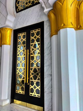Seçici odaklanma. Büyük Şeyh Zayed Solo Camii sokağı. Endonezya.