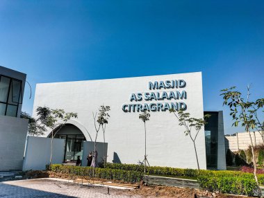 SALAAM CITRAGRAND Büyük Cami Mavi gökyüzü arka planına sahip Citragrand konutu. Semarang - Endonezya.