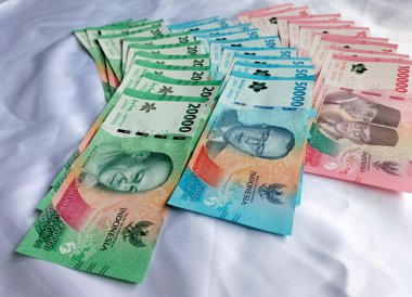 Endonezya rupia notasının en üst görüntüsü. Endonezya Rupiası Endonezya 'nın resmi para birimi. Yeni Uang Rupiah Endonezya. Endonezya Bankası. Düz, yüksek açılı. Endonezya.