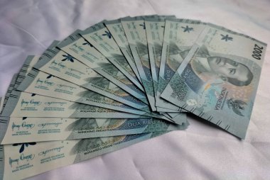 Kahraman MH Thamrin 'in resmi ve geleneksel tabak dansı ile Endonezya' nın 2000 rupia 'lık yeni manzarası. Seçici odak.