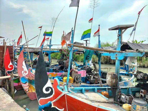 Seçici odaklanma. Balıkçı tekneleri Kali Biru, Kendal, Central Java, Endonezya adlı sığ bir nehrin ağzında demirli..