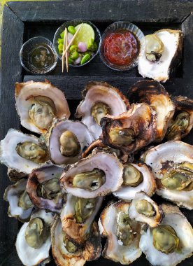 Kendal, Central Java 'daki yerel bir restoran tarafından sunulan ızgara istiridyenin yakın görüntüsü. İstiridye popüler ve ünlü yerel yemektir. Izgara taze istiridye..