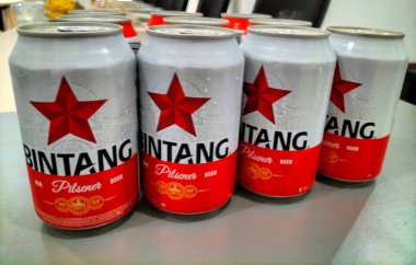 Seçici odaklanma. Kırmızı ve beyaz Bintang marka bira kutuları. Endonezya.