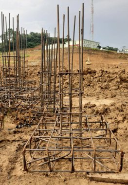 Seçici odaklanma. Barı güçlendiriyorum. İnşaat alanındaki işçiler beton döşeme için takviye metal iskeleti yapıyorlar.
