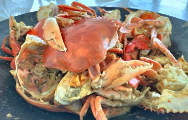 Seçici odaklanma. Tuzlu ve acılı kızarmış yumuşak kabuklu yengeç. Deniz ürünleri yemeği..