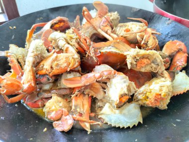 Seçici odaklanma. Tuzlu ve acılı kızarmış yumuşak kabuklu yengeç. Deniz ürünleri yemeği..