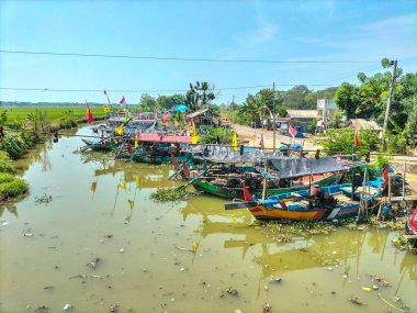 Seçici odaklanma. Balıkçı tekneleri Endonezya 'da balık bulmaya hazırlanıyor.. 