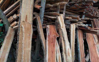 İnşaat alanında bir yığın testereli tahta ya da kereste. Seçici odak.