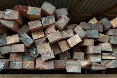 İnşaat alanında bir yığın testereli tahta ya da kereste. Seçici odak.