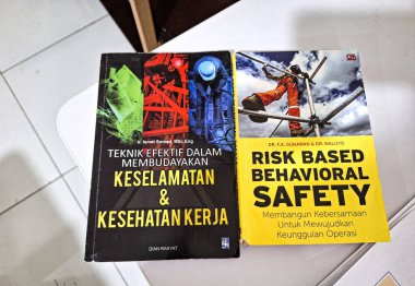 Seçici odaklanma. Beyaz masadaki 