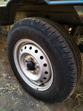 Siyah arabanın arka tarafındaki ön tekerlek. Seçici odak. 