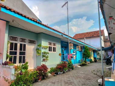 Gün boyunca mavi gökyüzü manzarası olan temiz bir şekilde düzenlenmiş kiralık bir ev. Dan 'in çok katlı yatay olarak inşa edilmiş kiralık bir ev..