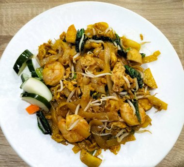 Üst Manzara. Kwetiau (kızarmış pirinç eriştesi), Endonezya 'da popüler Çin yemekleri. Lezzetli yemek..