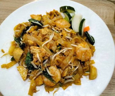 Üst Manzara. Kwetiau (kızarmış pirinç eriştesi), Endonezya 'da popüler Çin yemekleri. Lezzetli yemek..