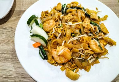 Üst Manzara. Kwetiau (kızarmış pirinç eriştesi), Endonezya 'da popüler Çin yemekleri. Lezzetli yemek..