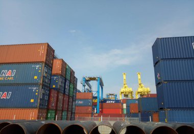 Tanjung Emas Semarang konteynır limanının hava görüntüsü ve sabahları birçok konteynır ve vinç. Konteyner Uçbirimi.