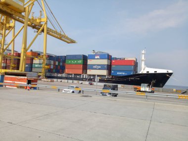 Tanjung Emas Semarang konteynır limanının hava görüntüsü ve sabahları birçok konteynır ve vinç. Konteyner Uçbirimi.