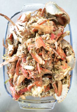 Seçici odaklanma. Tuzlu ve acılı kızarmış yumuşak kabuklu yengeç. Deniz ürünleri yemeği..