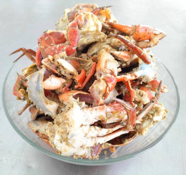 Seçici odaklanma. Tuzlu ve acılı kızarmış yumuşak kabuklu yengeç. Deniz ürünleri yemeği..